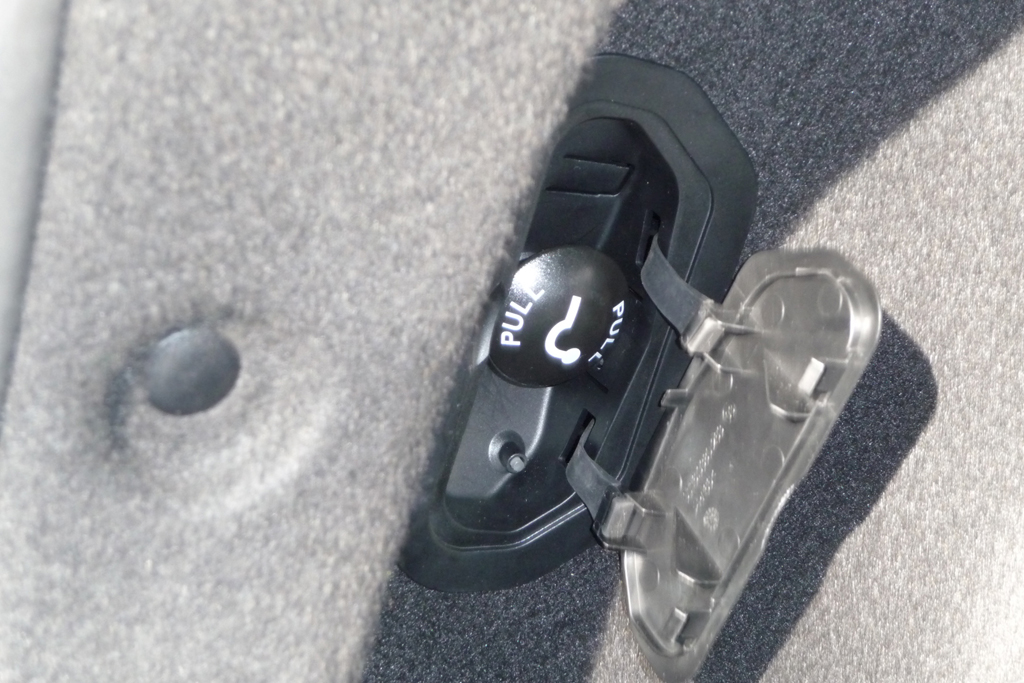 Kadjar im Detail - einklappbare AHK / Bedieneinheit im Kofferraum