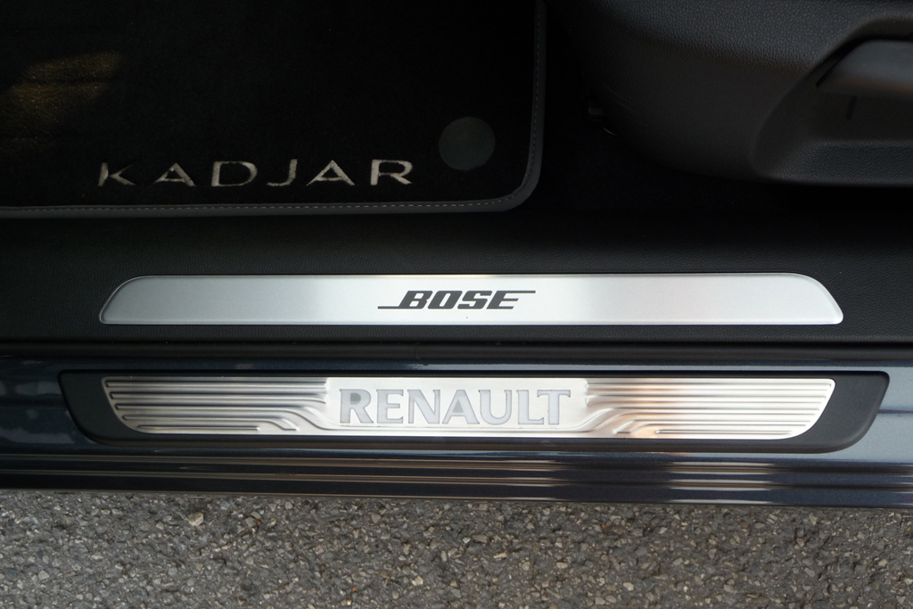 Kadjar im Detail - beleuchtete Einstiegsleiste / Fußmatte 'Premium BOSE'