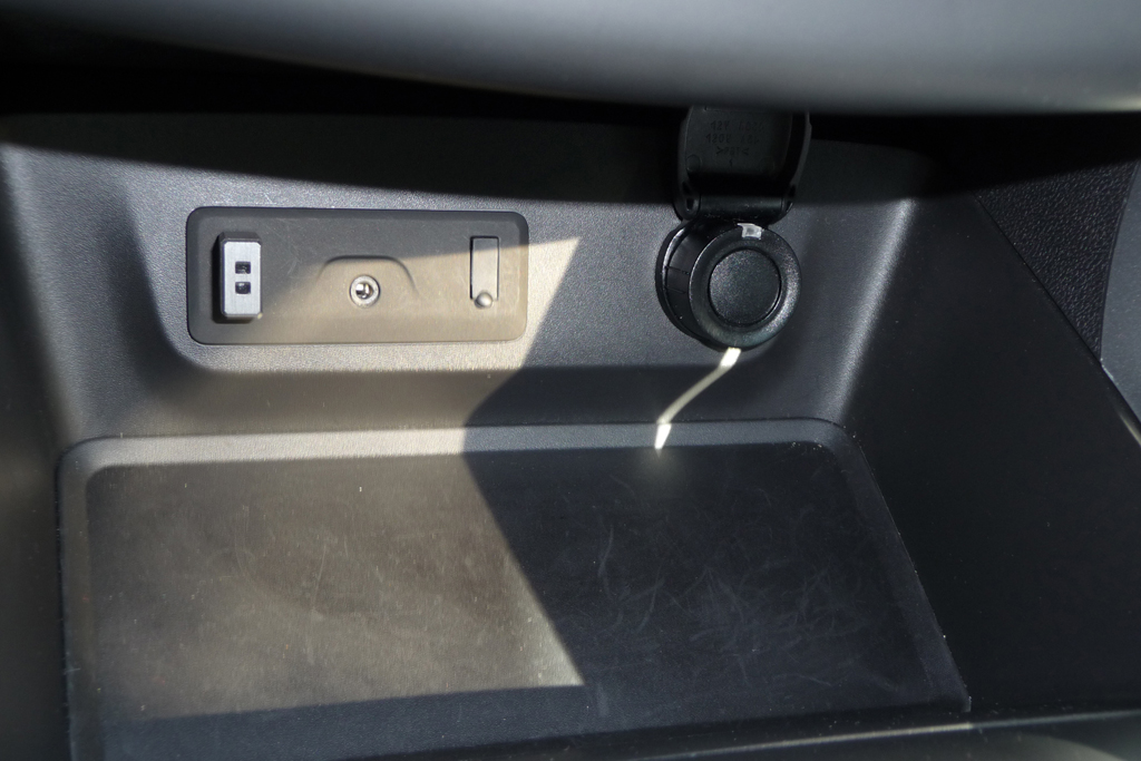 Kadjar im Detail - USB/AUX/12V-Anschlüsse / Ablagefach