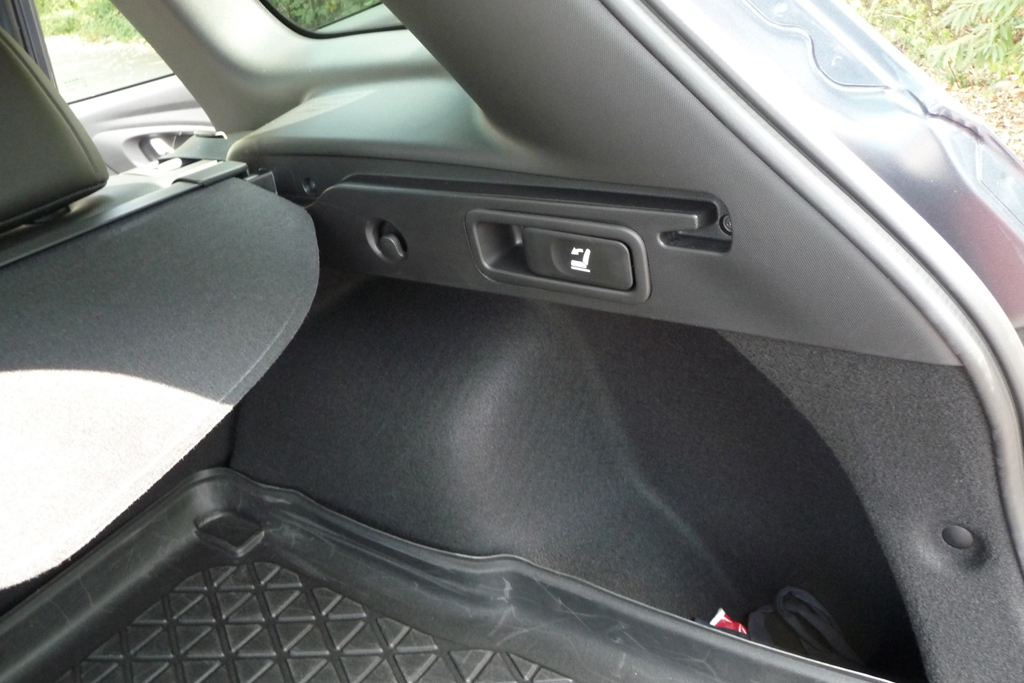 Kadjar im Detail - Laderaumerweiterung / seitliches Staufach